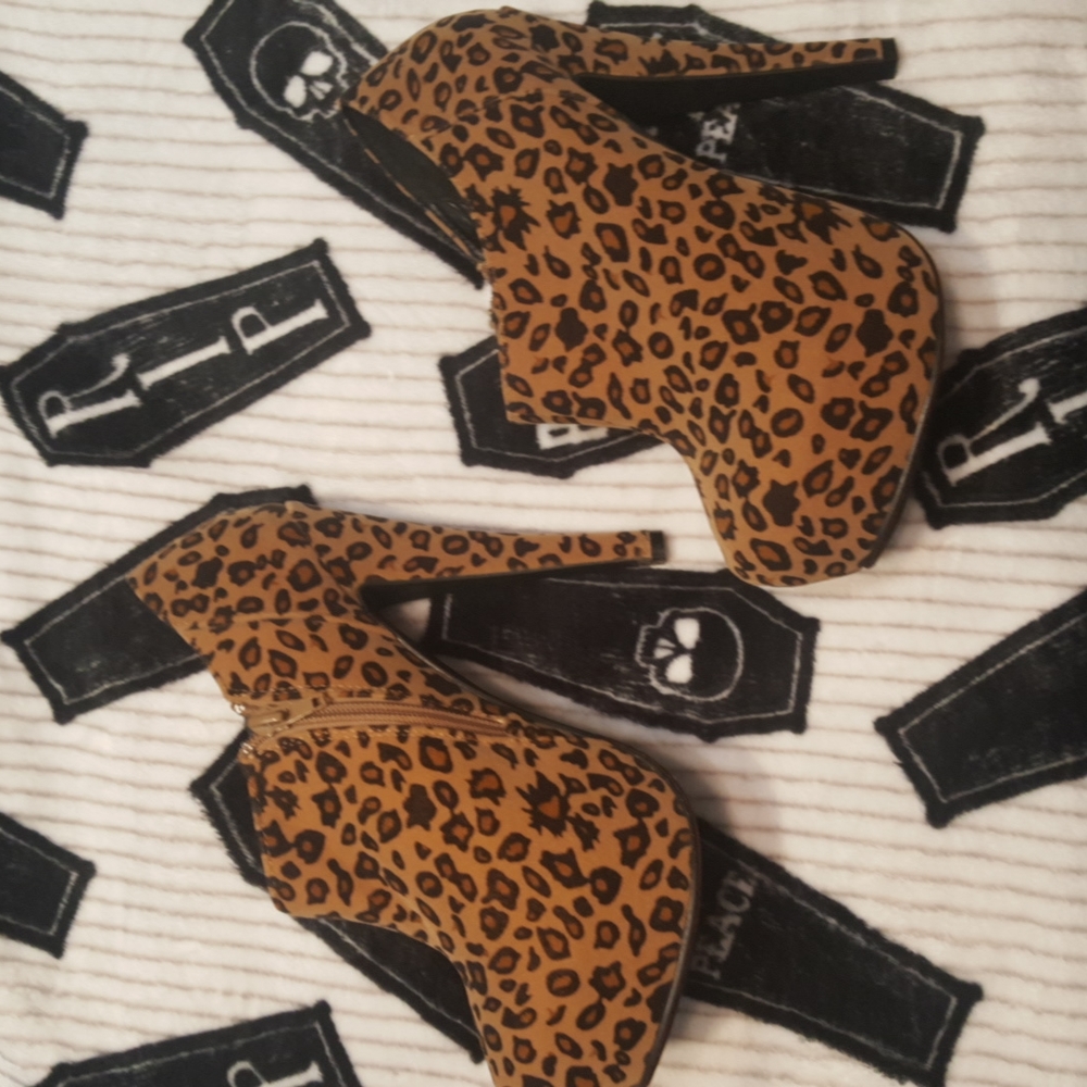 Animal print velvet texture booties